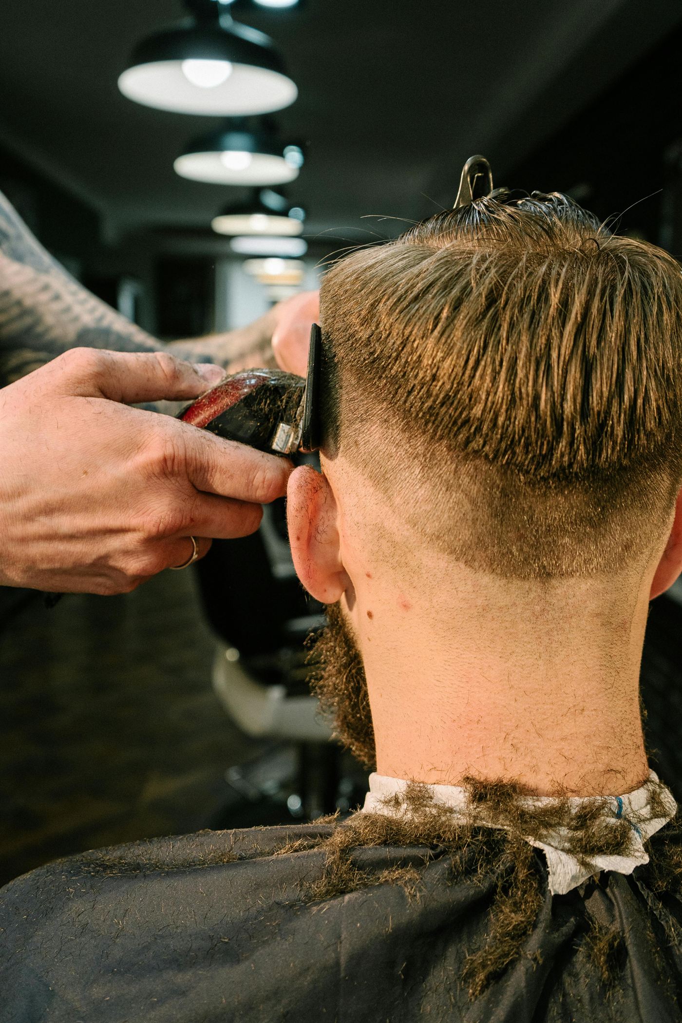 Close-up eines frischen Fade-Haarschnitts von hinten